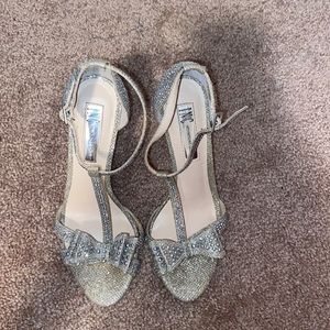 Gorgeous shoe with bow. Size 6